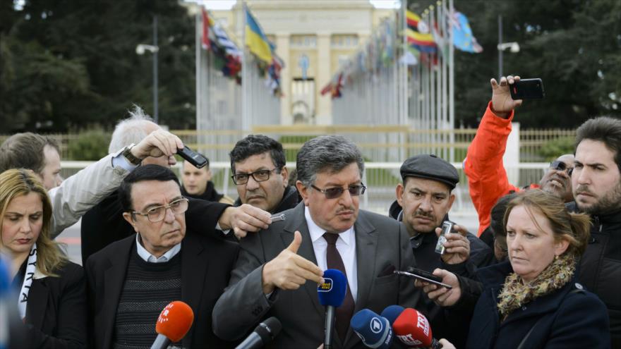Portavoces del denominado Alto Comité de Negociaciones (HNC, en inglés), hablan a la prensa en la ciudad suiza de Ginebra, 2 de febrero de 2016.