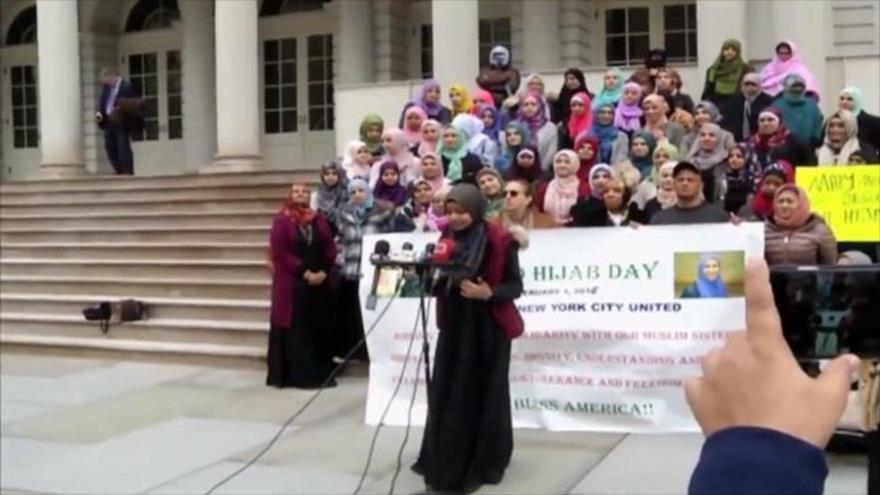 Mujeres musulmanes de la ciudad estadounidense de Nueva York (noreste) se congregan frente al Ayuntamiento de Nueva York para condenar la discriminación religiosa, 1 de febrero de 2016.