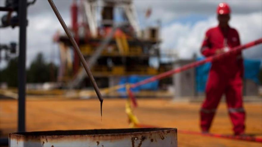 Rusia y Venezuela analizan una posible reducción coordinada para hacer frente a la caída del crudo.