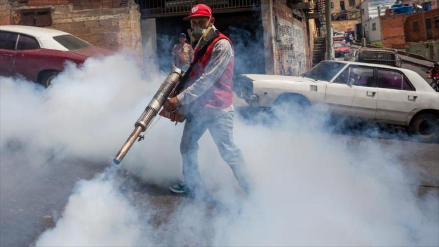 Un trabajador de salud participa en una jornada de fumigación contra el virus del Zika en Caracas, capital de Venezuela.