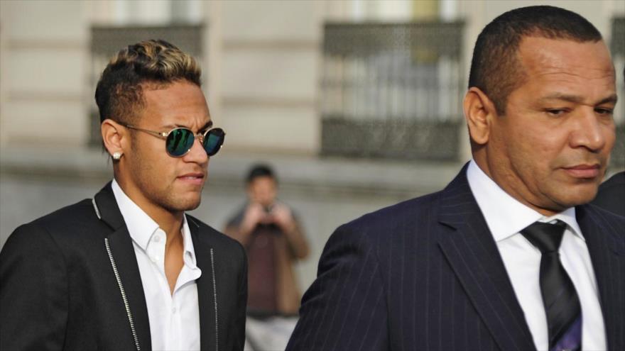El delantero brasileño Neymar (izq.) y su padre al llegar a la Audiencia Nacional en Madrid, capital española, 2 de febrero de 2016.