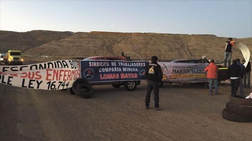 En Chile, los sindicatos Lomas Bayas y Mantos Blancos hicieron un corte de camino en el acceso a minera Lomas Bayas, empresa que notificó de la desvinculación a 10 trabajadores, 2 de febrero de 2016.