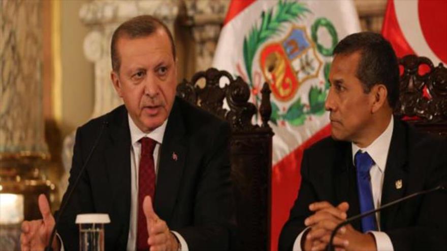 El presidente de Turquía, Recep Tayyip Erdogan (izq.) junto a su homólogo de Perú, Ollanta Humala, Lima, 2 de febrero de 2016.