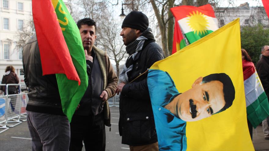 Tres manifestantes pro-kurdos, uno de ellos lleva una imagen del encarcelado líder del Partido de los Trabajadores del Kurdistán (PKK, por sus siglas en kurdo), Abdolá Ocalan.