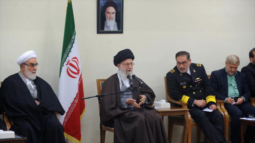 El Líder de la Revolución Islámica de Irán, el ayatolá Seyed Ali Jamenei (centro), se reúne con el secretario del Consejo Supremo de Seguridad Nacional de Irán, Ali Shamjani (tercera persona de dcha a izda.), y otros responsables de esa entidad, en Teherán, capital iraní, 3 de enero de 2016.