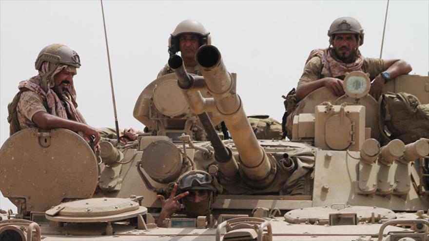 Soldados saudíes a bordo de un tanque en una base militar en la ciudad sureña yemení de Adén.