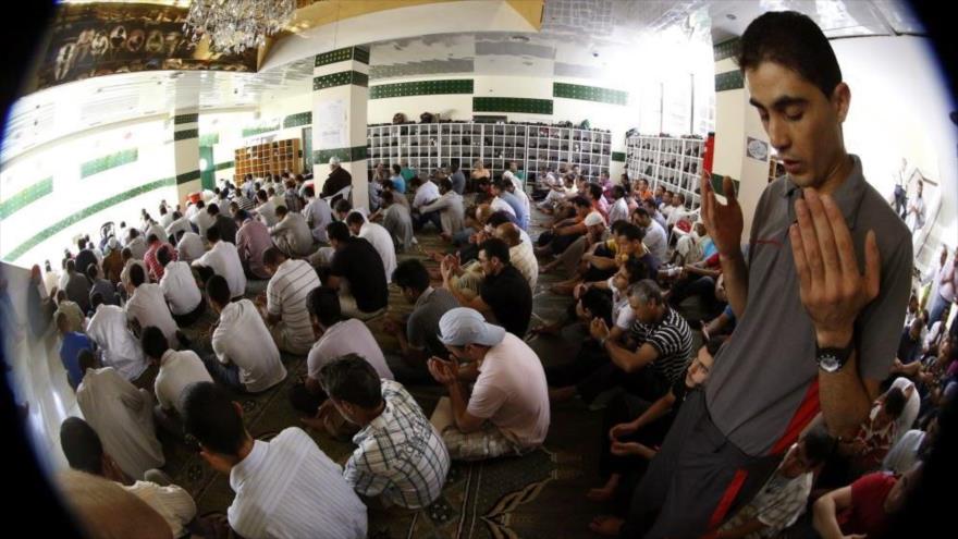 Un grupo de musulmanes reza en la Mezquita de la M-30 de Madrid, la capital de España.