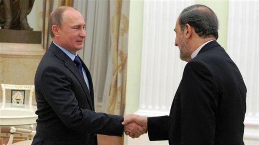 El asesor del Líder iraní, Ali Akbar Velayati, en una reunión mantenida en enero de 2015 con el presidnte de Rusia, Vladimir Putin.