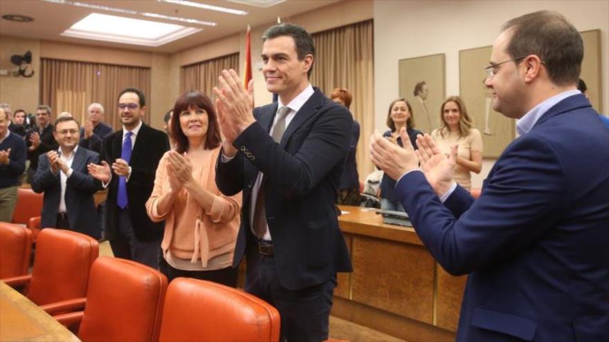 El secretario general del Partido Socialista Obrero Español (PSOE), Pedro Sánchez, preside la reunión de los Grupos Parlamentarios de su militancia, 3 de febrero de 2016.
