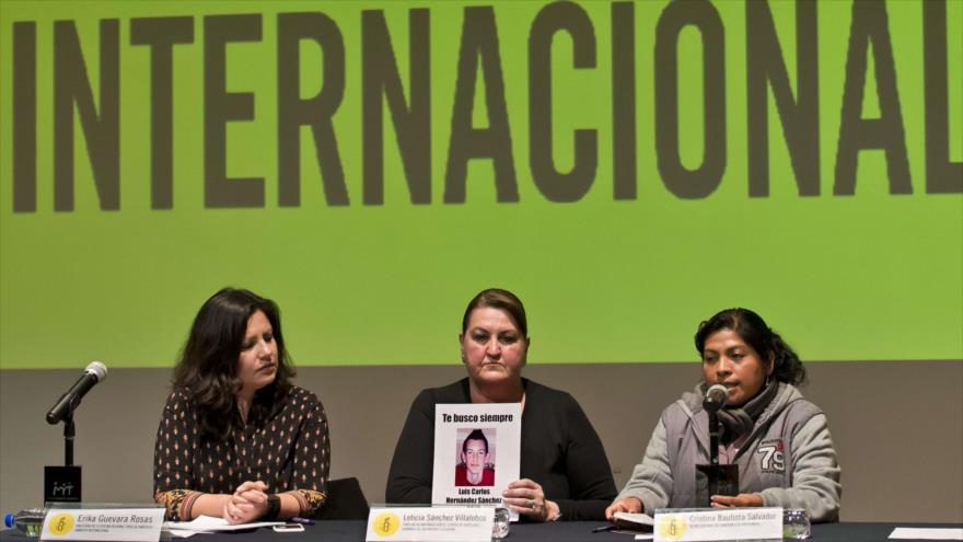 Familiares de los estudiantes desaparecidos de Ayotzinapa en una conferencia sobre la situación de los derechos humanos en México. 14 de enero de 2016