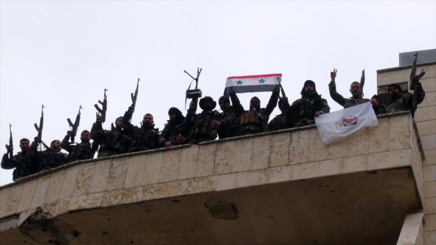 Los soldados sirios celebran la expulsión de los terroristas de la ciudad estratégica de Salma, ubicada en la provincia de Latakia, 12 de enero de 2016.