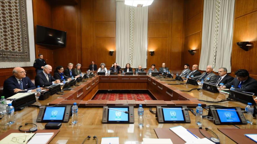El enviado especial de las Naciones Unidas para Siria, Staffan de Mistura, se reúne con los representantes de la Oposición siria en Ginebra (capital suiza), 1 de febrero de 2016.