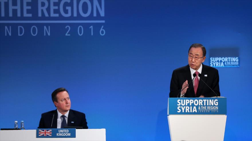 El secretario general de la ONU, Ban Ki-moon (dcha.), en la conferencia de Apoyar a Siria y a la región, celebrada en Londres, capital británica. 4 de febrero de 2016