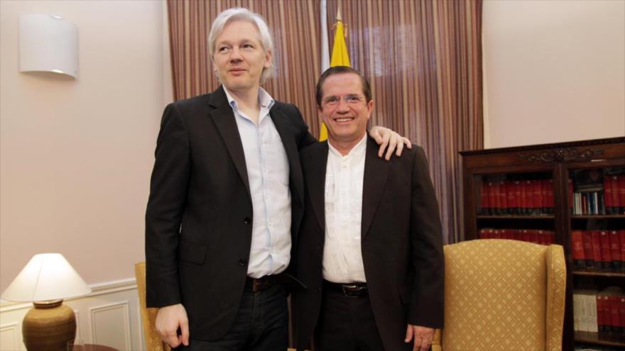 El fundador de Wikileaks, Julian Assange (izqda), junto al canciller de Ecuador, Ricardo Patiño.