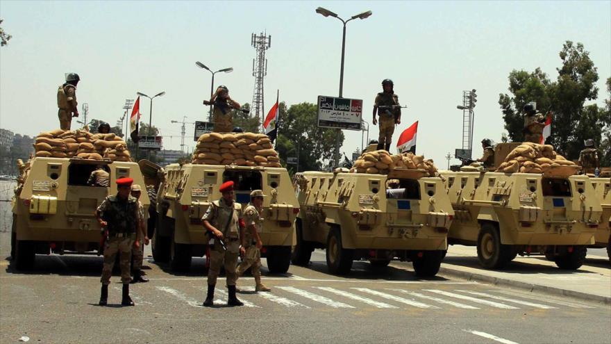 Fuerzas de seguridad de Egipto patrullan la localidad de Al-Arish en la península del Sinaí.