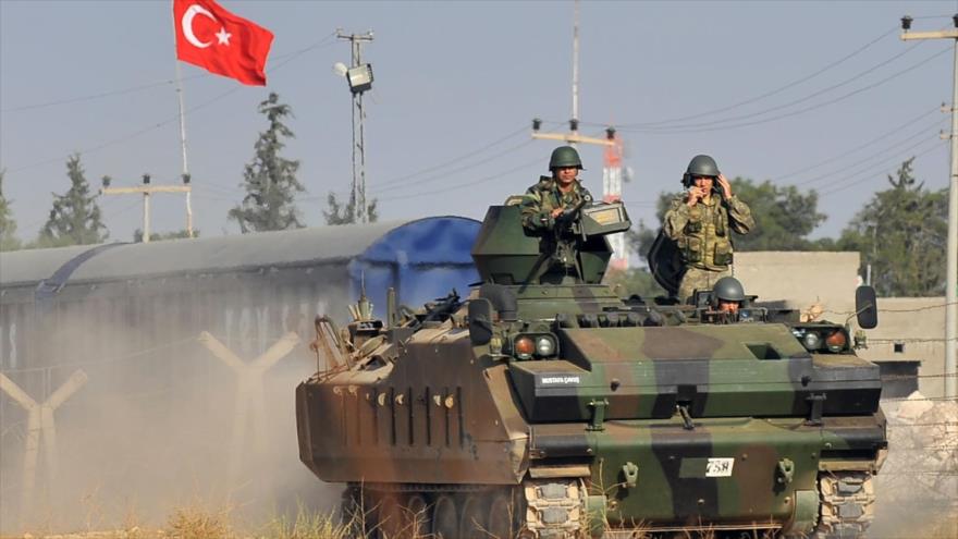 Fuerzas del Ejército turco patrullan en la frontera con Siria.