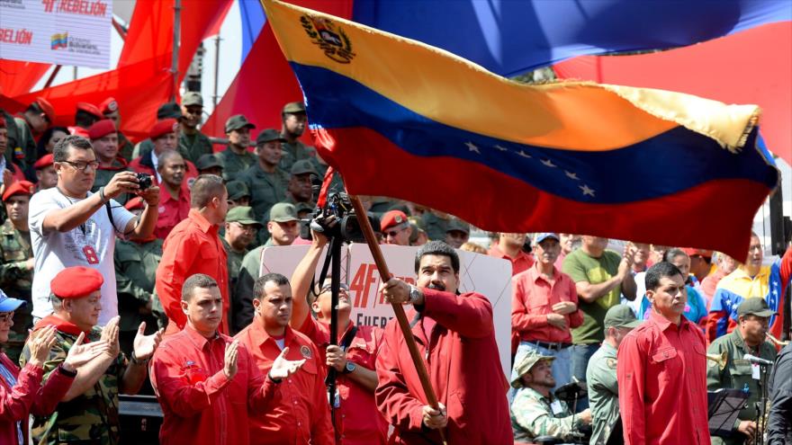 El presidente de Venezuela, Nicolás Maduro, pronuncia un discurso durante el acto de conmemoración a la rebelión cívico-militar encabezada por el fallecido presidente Hugo Chávez. 4 de febrero de 2016