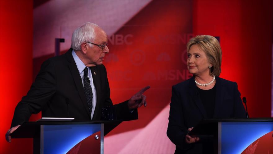 Los aspirantes demócratas a la Presidencia de EE.UU., Bernard Sanders (izquierda) y Hillary Clinton, durante un debate en la Universidad de New Hampshire en Durham (noreste), 4 de febrero de 2016.