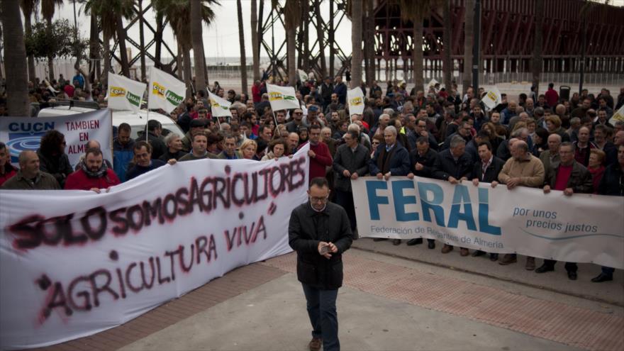 Agricultores de la provincia española de Almería se manifiestan para denunciar "los precios demasiado bajos" de las frutas y hortalizas, 4 de febrero de 2016.