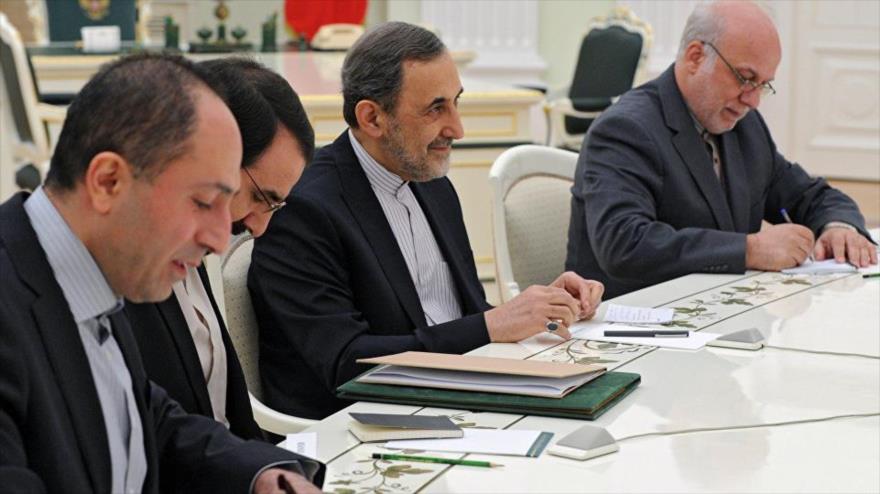Ali Akbar Velayati (centro), el asesor del Líder de la Revolución Islámica de Irán, el ayatolá Seyed Ali Jamenei.