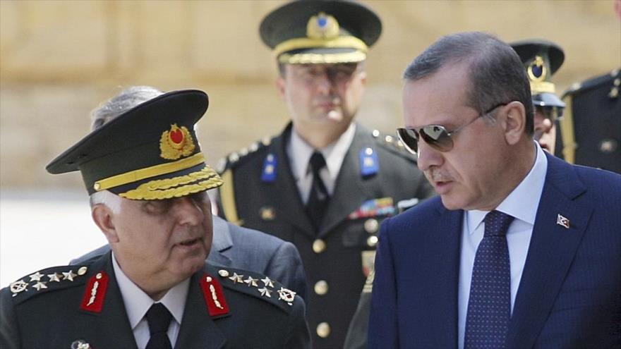 El presidente de Turquía, Recep Tayyip Erdogan, junto con oficiales de alto rango turcos.