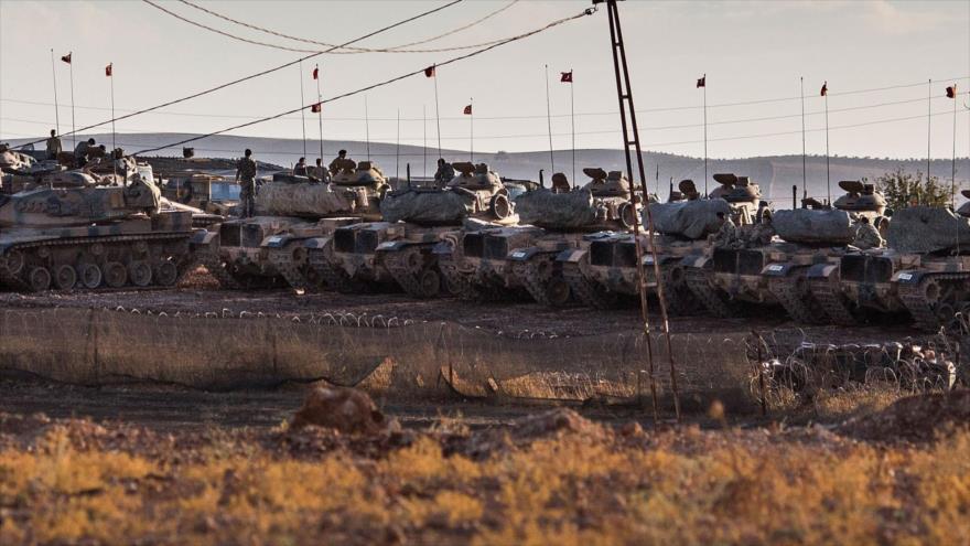 Tanques del Ejército de Turquía desplegados cerca de la frontera turco-siria.