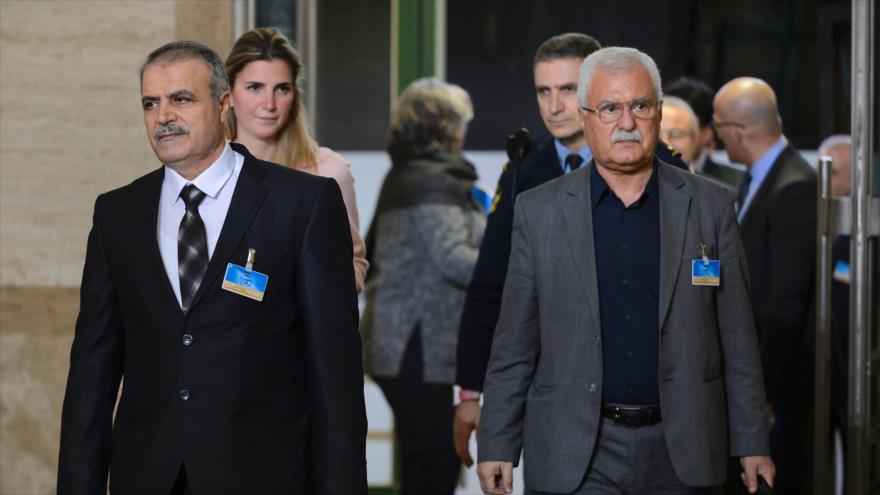 Miembros de la delegación de la oposición siria que se encuentran en los diálogos indirectos de paz para Siria que se desarrollan en la ciudad suiza de Ginebra. 