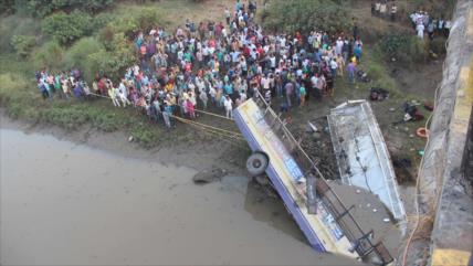 Un accidente de autobús en La India deja al menos 37 muertos 