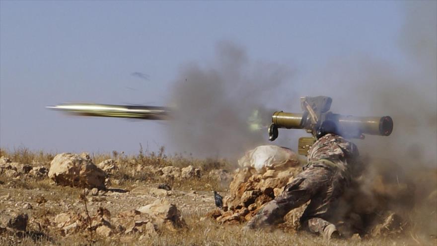 Un llamado rebelde sirio dispara un misil antitanque en la provincia de Hama, oeste de Siria, 17 de octubre de 2013.