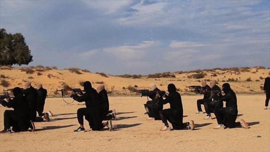 Los terroristas de Daesh durante los ejercicios el nuevo campo de entrenamiento de esta banda takfirí en la península egipcia del Sinaí.