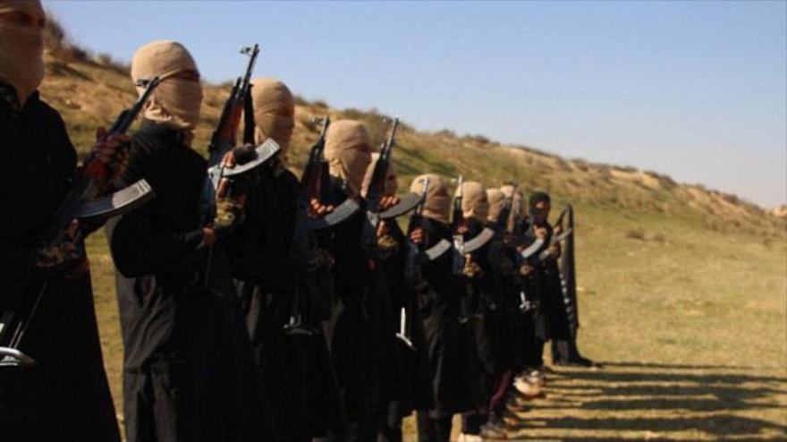 Los terroristas de Daesh durante los ejercicios el nuevo campo de entrenamiento de esta banda takfirí en la península egipcia del Sinaí.