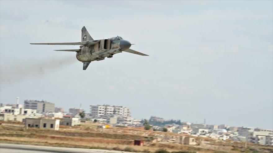 Caza modelo MiG-23 de producción soviética de la Fuerza Aérea Siria sobrevuela la provincia de Hama, oeste de Siria.