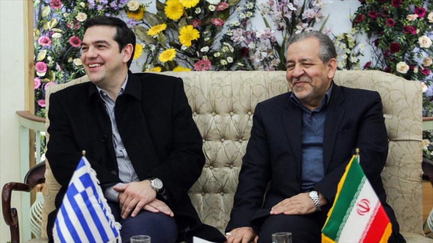 El primer ministro de Grecia, Alexis Tsipras (izda.), se reúne con Rasul Zargarpur, el gobernador de la ciudad de Isfahan, centro de Irán, 6 de febrero de 2016.