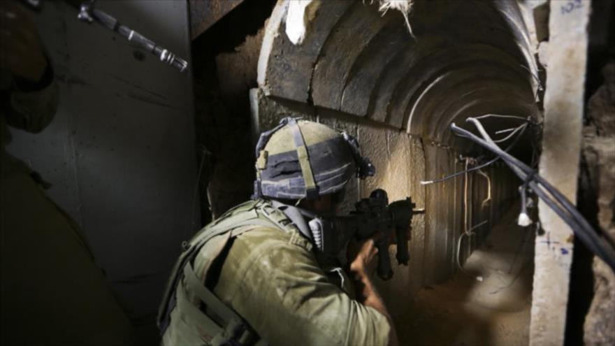 Un soldado israelí inspecciona el interior de un túnel palestino en Gaza.