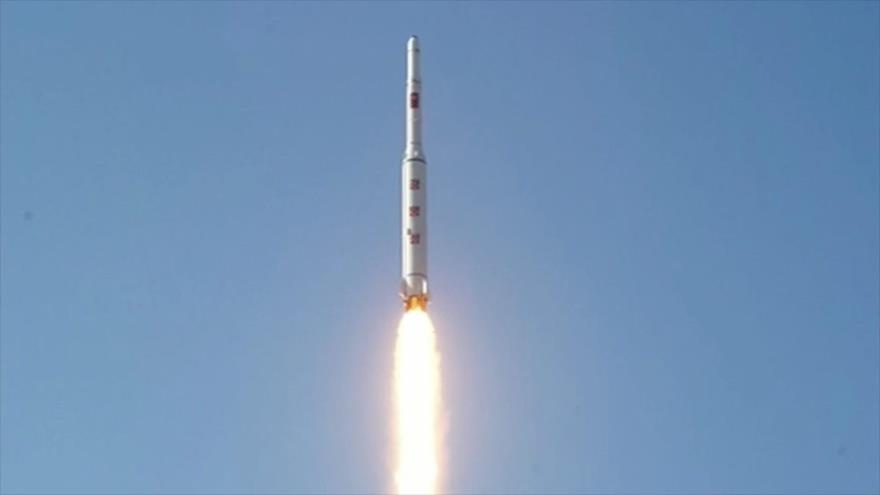 Una foto capturada por la televisión del Corea del Norte muestra el lanzamineto del satélite de observación Kwangmyong 4 el 7 de febrero de 2016.