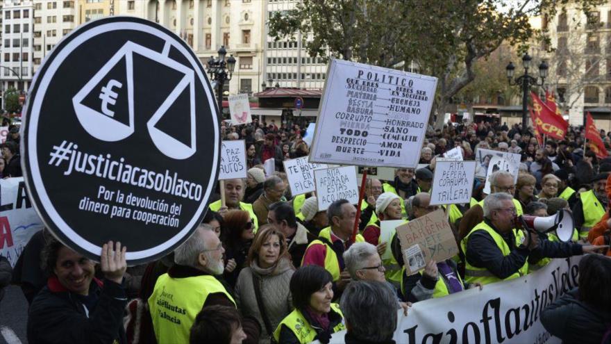 Miles de personas se manifiestan en Valencia, este de España, en contra de la corrupción del Gobierno del presidente en funciones, Mariano Rajoy, 7 de febrero de 2016.