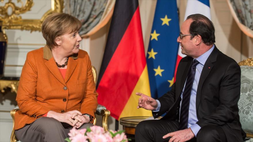 El presidente francés, Francois Hollande (drcha.), y la canciller alemana, Angela Merkel, conversan en la Prefectura de Estrasburgo, en el este de Francia, 7 de febrero de 2016. 