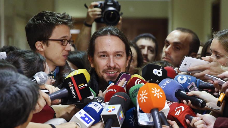 El secretario general de Podemos, Pablo Iglesias, presta declaraciones a los periodistas.