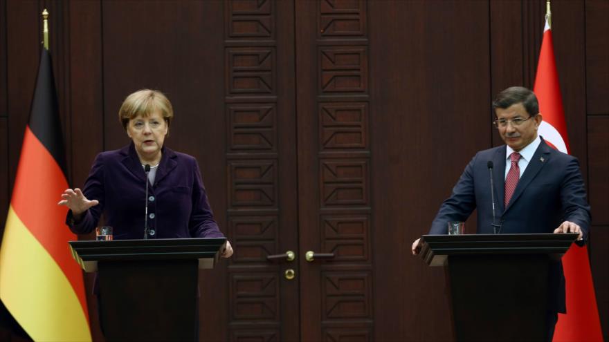 La canciller alemana, Angela Merkel (izda.) y el primer ministro de Turquía, Ahmet Davutoglu, en una conferencia conjunta en Ankara, la capital turca, 8 de febrero de 2016.