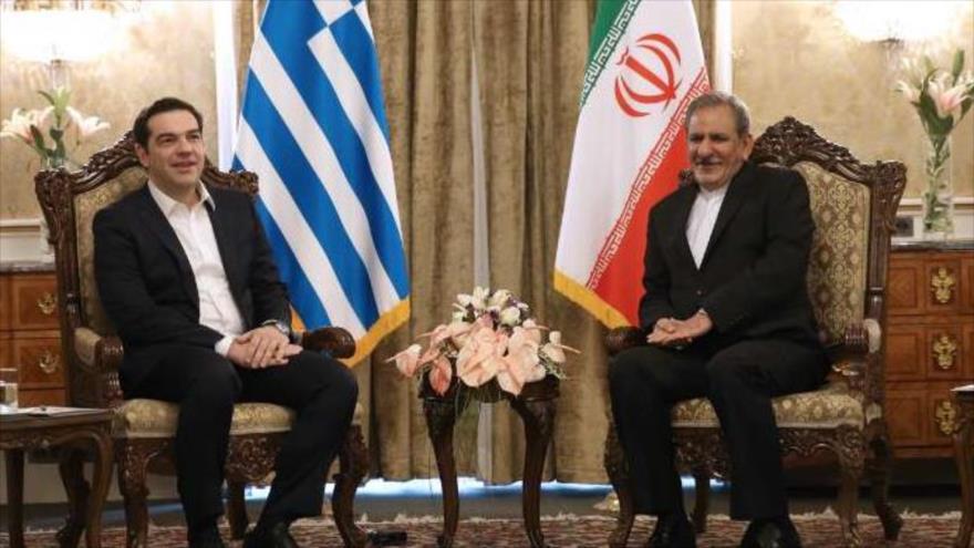 Eshaq Yahanguiri (dcha.), primer vicepresidente iraní, se ha reunido con el primer ministro griego, Alexis Tsipras, en Teherán, capital del país persa, 8 febrero de 2016.