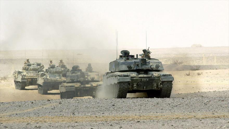 Tanques británicos realizan maniobras militares en Omán, octubre de 2011.