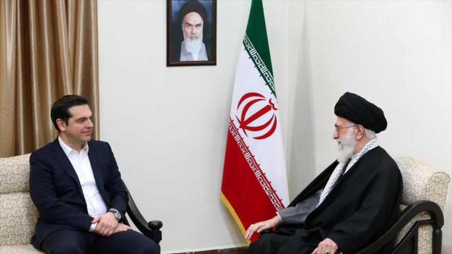 El Líder de la Revolución Islámica de Irán, el ayatolá Seyed Ali Jamenei (derecha), se reúne con el premier griego, Alexis Tsipras, en Teherán, capital persa, 8 de febrero de 2016.