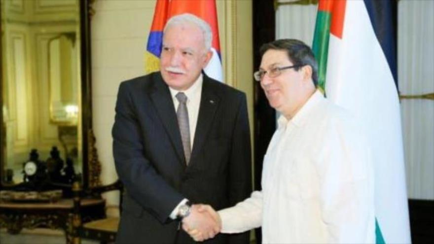 El canciller palestino, Riad al-Maliki (izda.), se reúne con con su homólogo cubano, Bruno Rodríguez, en La Habana, capital de Cuba, 8 de febrero de 2016.