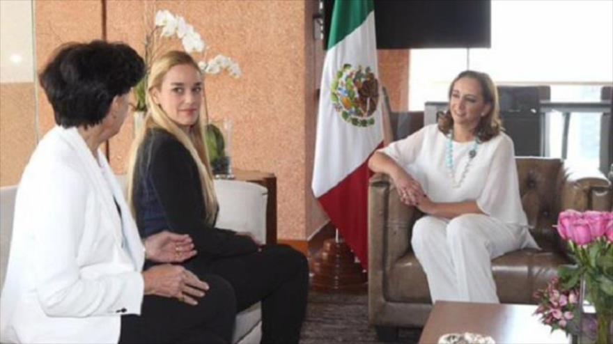 La canciller mexicana, Claudia Ruiz Massieu (dcha.), se reúne en México con Lilian Tintori (centro) y Antonieta Mendoza, esposa y madre del líder opositor venezolano, Leopoldo López, 8 de febrero de 2016.