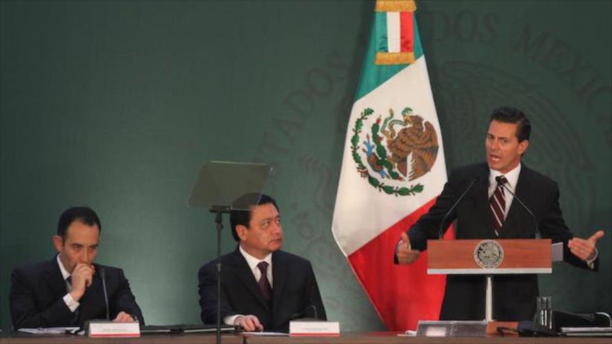 Enrique Peña Nieto, presidente de México (dcha.), Miguel Ángel Osorio Chong , secretario de Gobernación (centro.) y Roberto Gil Zuart, presidente del Senado de la República, durante la XXXIX Sesión del Consejo Nacional de Seguridad Pública, realizado en Palacio Nacional.