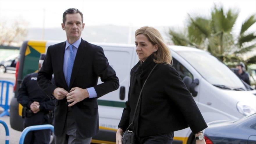 La infanta Cristina de Borbón y su esposo, Iñaki Urdangarin, llegan a la sede de la Escuela Balear de Administración Pública (EBAP), donde se ha reanudado el juicio del caso Nóos, y en cuya segunda jornada la hermana del rey Felipe VI de España se vuelve a sentar en el banquillo de los acusados, 9 de febrero de 2016.
