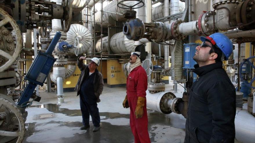 Los empleados de una refinería petrolera, ubicada en el sur de la capital persa, Teherán. 