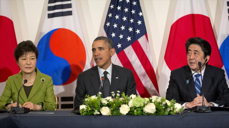Presidentes de Corea del Sur, Estados Unidos y Japón, Park Geun-hye (izqda.), Barack Obama (centro) y Shinzo Abe.