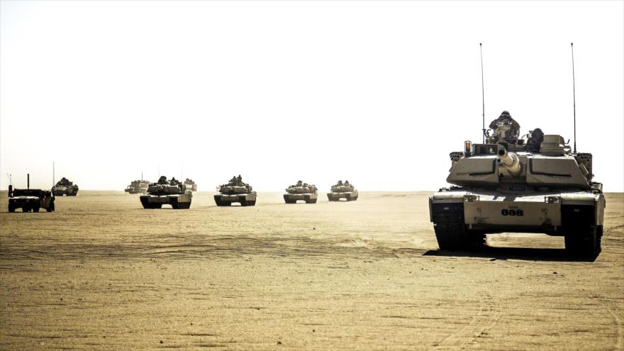 Tanques Anrams M1A2 del Ejército de Kuwait durante una maniobra militar en el desierto de Kuwait, 19 de febrero de 2014.