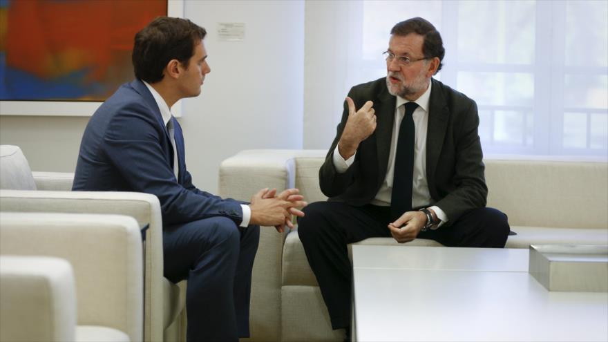 Mariano Rajoy (dcha.), presidente en funciones del Gobierno español, y el líder del partido Ciudadanos, Albert Rivera.